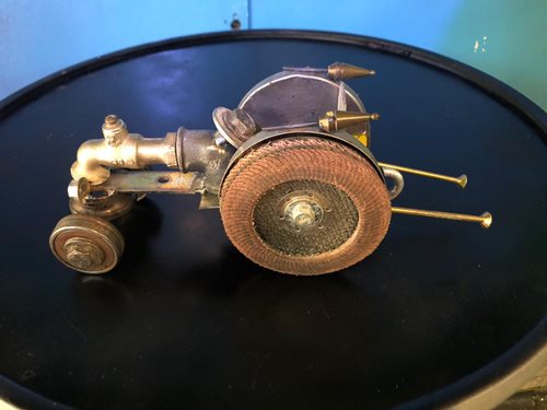 פסלון 5 ואסים בוקאעי טרקטור 30*12*11 ס"מ משקל 0.65 ק"ג. עשוי מחלקי ברזל ממוחזרים