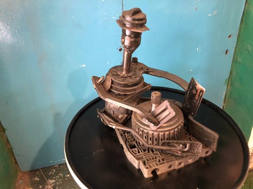 ואסים בוקאעי פסלון 1 אישה טוחנת קמח 40*41*30 13 ק"ג עשוי מחלי רכב